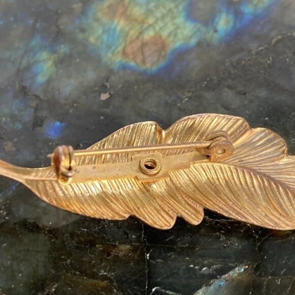 VTG 2" Gold Tone Leaf Caged Green Nephrite Jade Natural Stone Brooch Floral - Picture 12 of 12